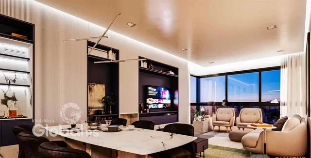 Sala de estar moderna com grandes janelas que oferecem uma vista noturna.