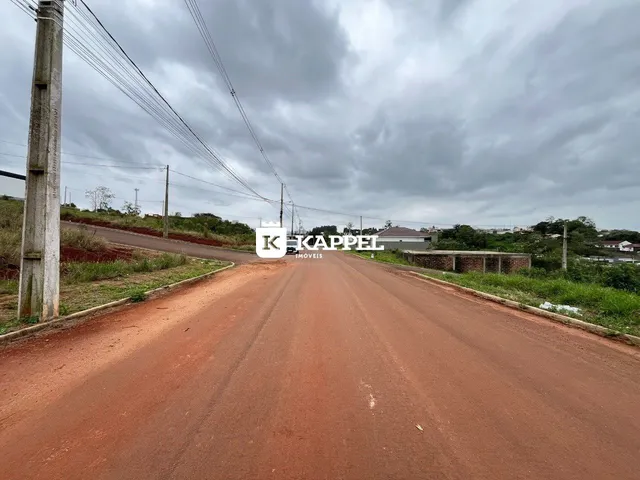 Vista da estrada de terra que leva a uma residência em Lajeado, Brasil.