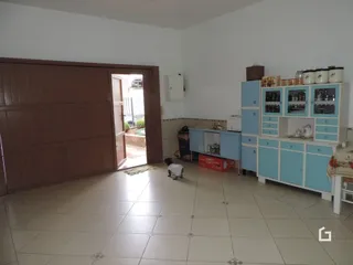 Interior de uma sala com piso de cerâmica e armário azul.
