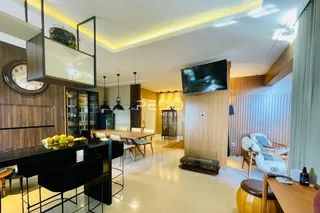 Ambiente de sala de estar e jantar com decoração moderna em um imóvel no Brasil.