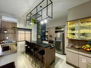 Imagem de uma cozinha moderna com ilha e armários em Lajeado.