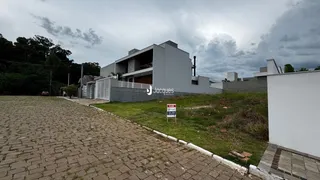 Fachada de uma residência moderna em Lajeado com área externa gramada.