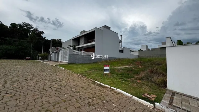 Fachada de uma residência moderna em Lajeado com área externa gramada.