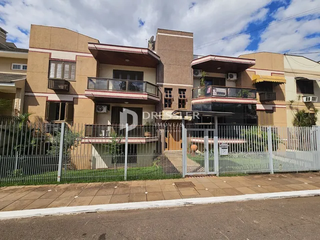 Fachada de um imóvel residencial em Lajeado, Brasil, com varandas e cerca.