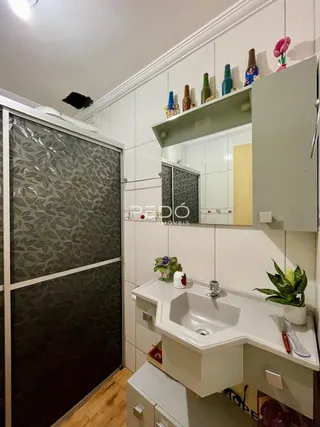 Foto de um interior com paredes brancas e bancada de banheiro.