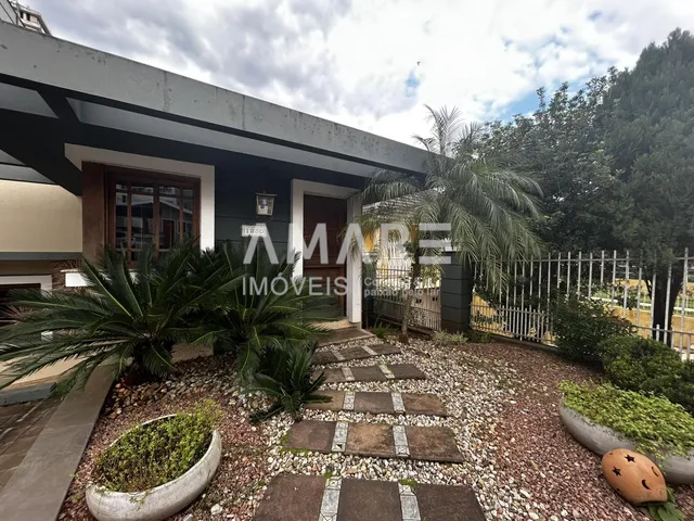 A fachada de uma residência em Lajeado, Brasil, com jardim e vegetação.