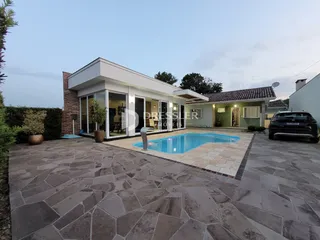 Fachada de uma casa com piscina e área externa em Lajeado, Brasil.
