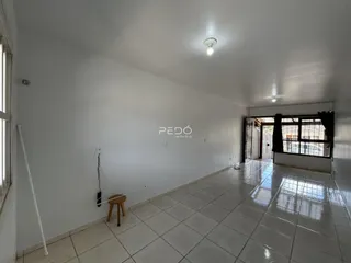 Hall de entrada com piso de cerâmica e paredes brancas.