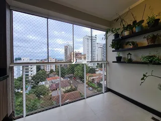 Vista da janela de um imóvel em Lajeado, Brasil, com vista para uma área residencial.