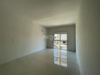 Foto de um ambiente interno amplo com piso de porcelanato claro.