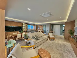 Sala de estar e cozinha de uma residência moderna em Lajeado.