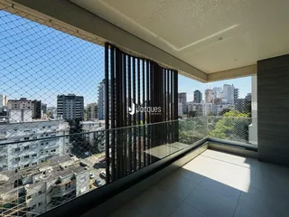 Vista da cidade de Lajeado a partir de uma varanda com grade de segurança.