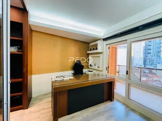 Sala de estar com piso de madeira e porta de vidro.