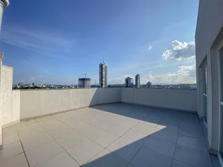Vista panorâmica da varanda com vista para o horizonte da cidade.