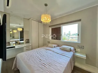 Quarto com cama e janela de vista para a cidade em Lajeado.