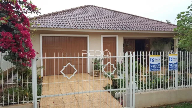 Fachada de uma casa com garagem e cerca em Lajeado, Brasil.