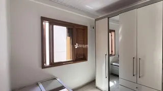 Vista interna de um cômodo com janela de madeira em um imóvel.
