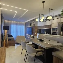 Sala de estar moderna com iluminação clara e móveis planejados.
