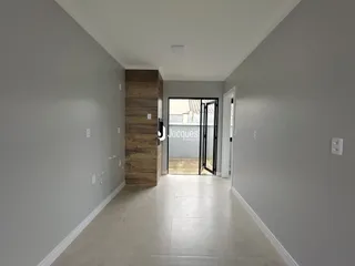Foto de um corredor interno de uma residência.
