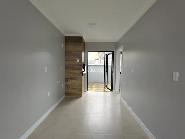 Foto de um corredor interno de uma residência.