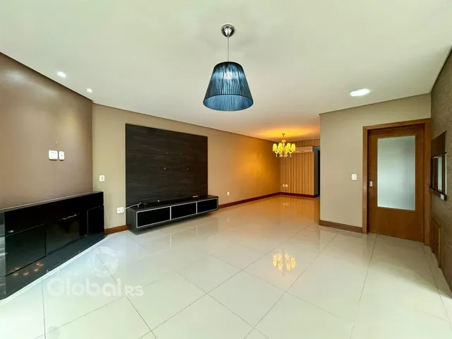 Sala de estar com piso de cerâmica claro e parede de destaque escura.