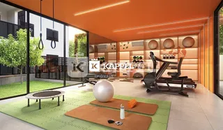 Sala de estar com paredes laranjas e equipamento de ginástica.