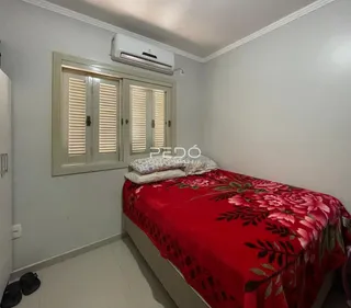 Quarto com cama e armário de madeira em uma residência.
