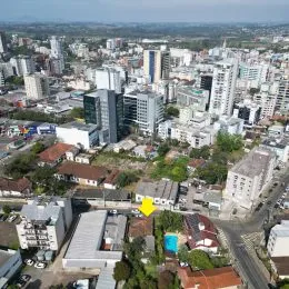 Vista aérea de uma área urbana com edifícios em Lajeado, Brasil.