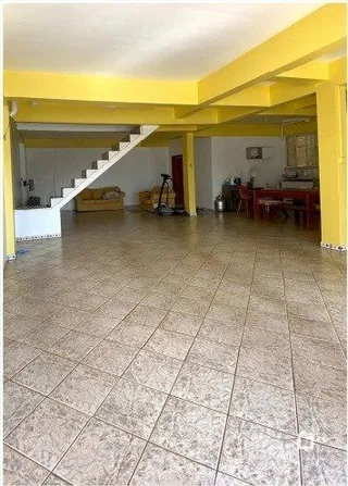Imagem de uma área interna com piso de cerâmica.