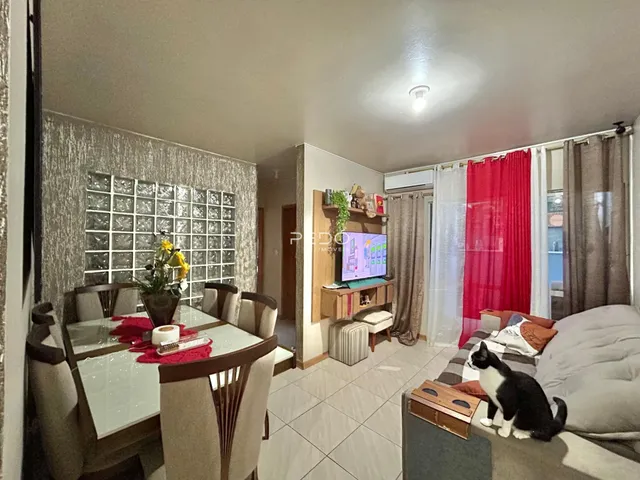 Sala de estar e jantar com decoração moderna em Lajeado.