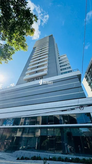 Fachada moderna de um edifício em Lajeado, Brasil, sob um céu azul.