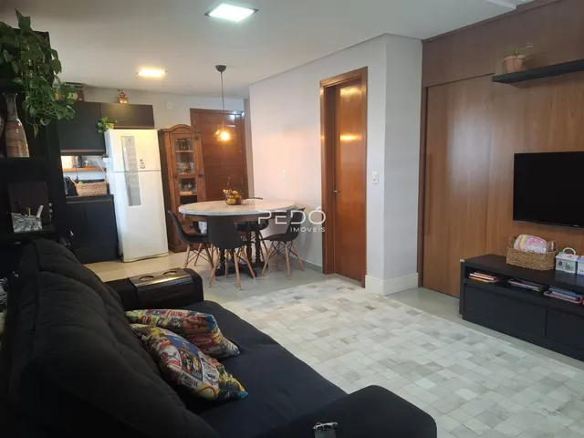 Sala de estar com mesa de jantar e móveis de madeira.