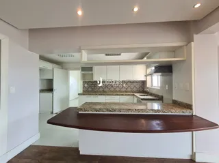 Vista da cozinha com armários e bancada em Lajeado, Brasil.