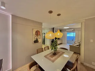 Vista de uma mesa de jantar em um ambiente interno.