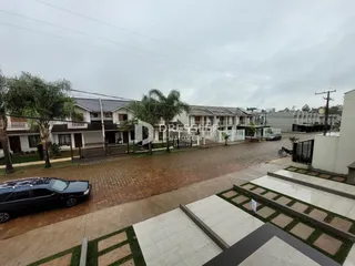 Fachada de uma residência em Lajeado, Brasil, com área externa pavimentada.