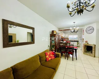 Sala de estar com sofá e espelho em ambiente claro.
