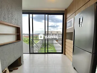 Sala de estar com portas de vidro que oferecem uma vista para o exterior.