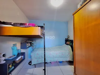 Quarto com cama e armário de madeira em um apartamento.