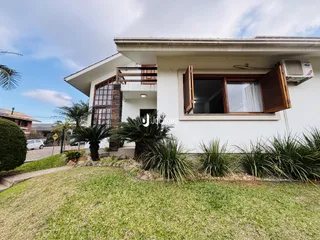 Fachada de uma residência em Lajeado, Brasil, com jardim frontal.