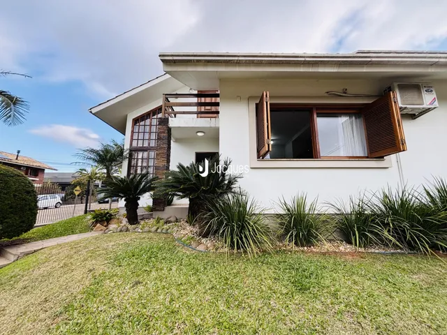 Fachada de uma residência em Lajeado, Brasil, com jardim frontal.