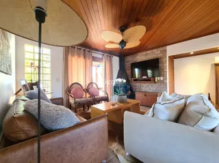 Sala de estar com teto de madeira e piso de madeira.