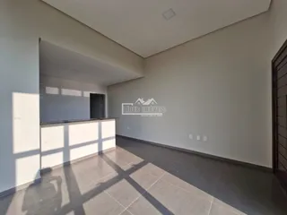 Ambiente interno de uma sala com piso de cerâmica e paredes brancas.