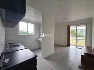 Vista parcial de uma cozinha com bancada e janela em uma residência.