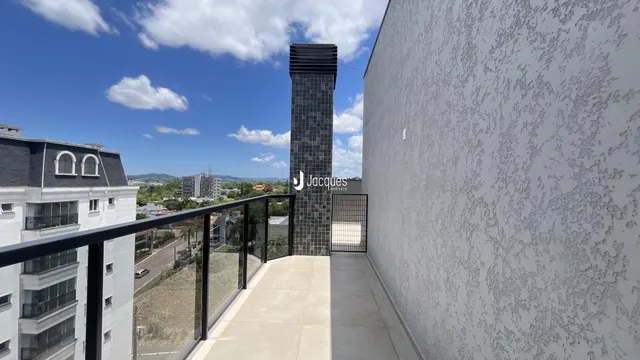 Vista da varanda com parede branca e estrutura moderna em Lajeado.