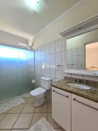 Foto de um banheiro interno com revestimento cerâmico nas paredes e piso.