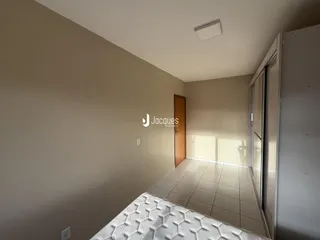 Hall de entrada com piso de cerâmica e porta de madeira em imóvel no Brasil.