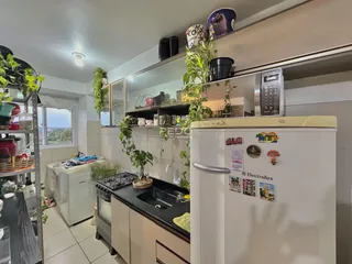 Foto de uma cozinha com armários e eletrodomésticos em Lajeado.