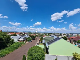 Vista da fachada de uma residência em Lajeado, Brasil, sob um céu azul.