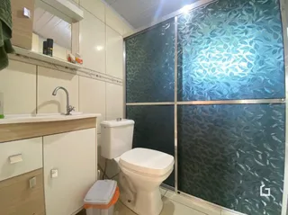 Foto de um banheiro com vaso sanitário e pia em um imóvel.