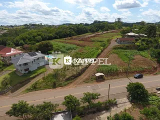 Vista aérea de uma área com vegetação e estrada em Lajeado, Brasil.